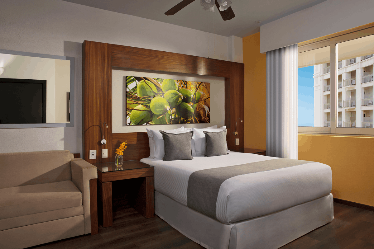 Habitación Estándar con vista al resort en Krystal Grand Nuevo Vallarta.